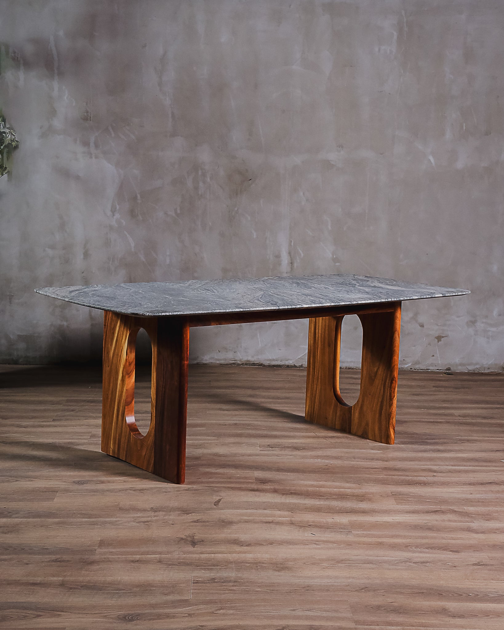 Mesa Comedor Biella Parota y granito.