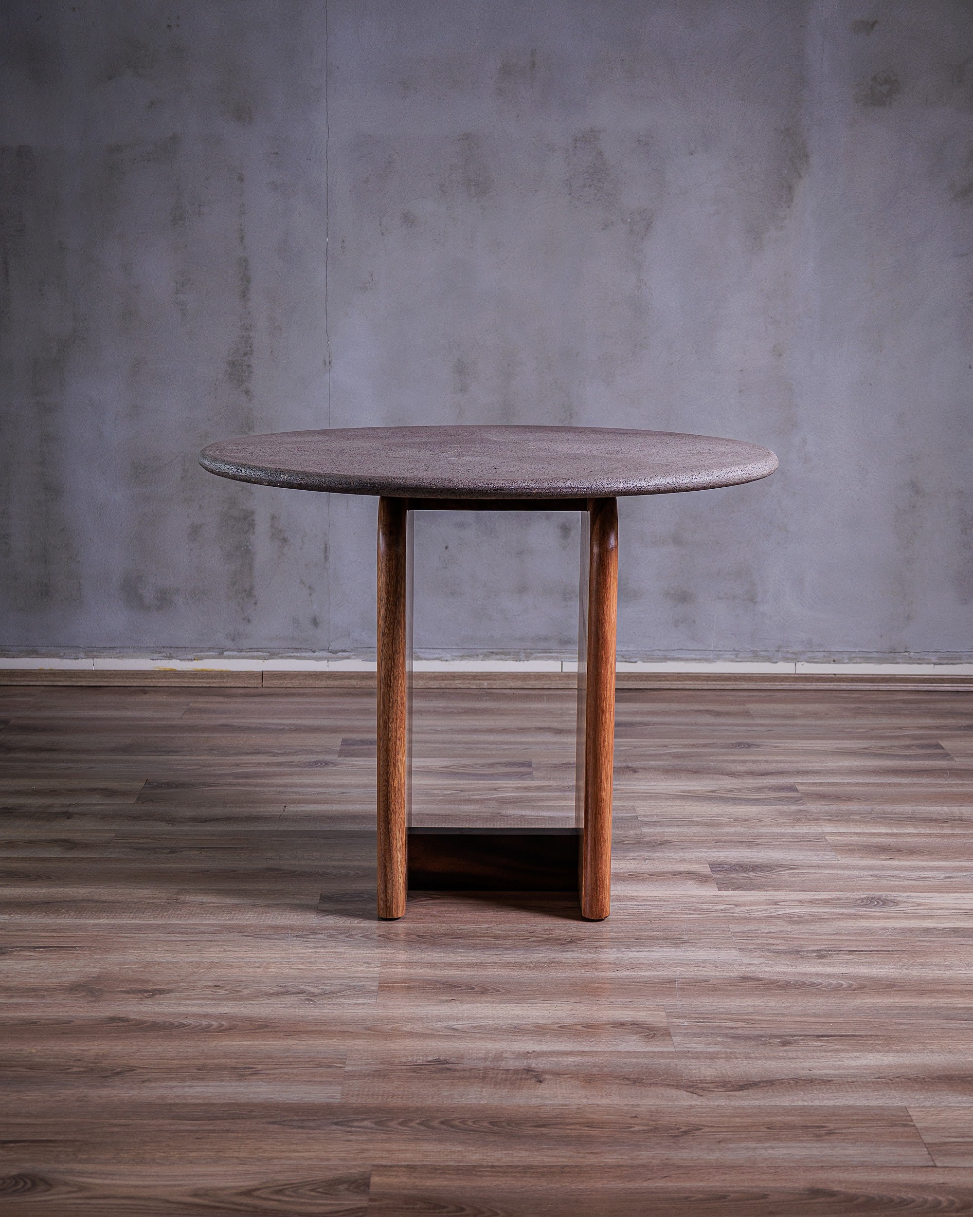 Mesa de Comedor Arezzo en Parota y Piedra Volcánica