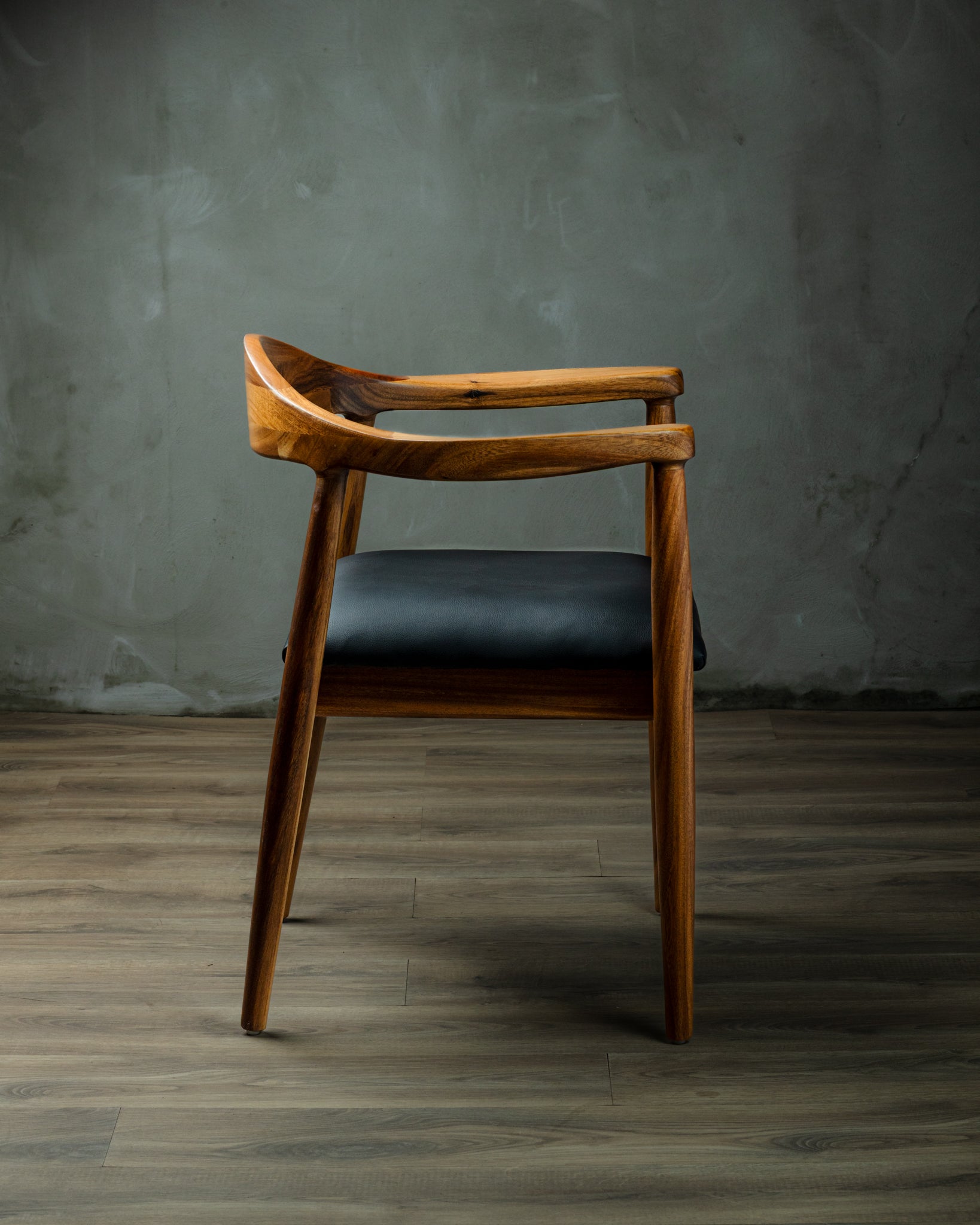 Silla Romana Parota Vinipiel Negro