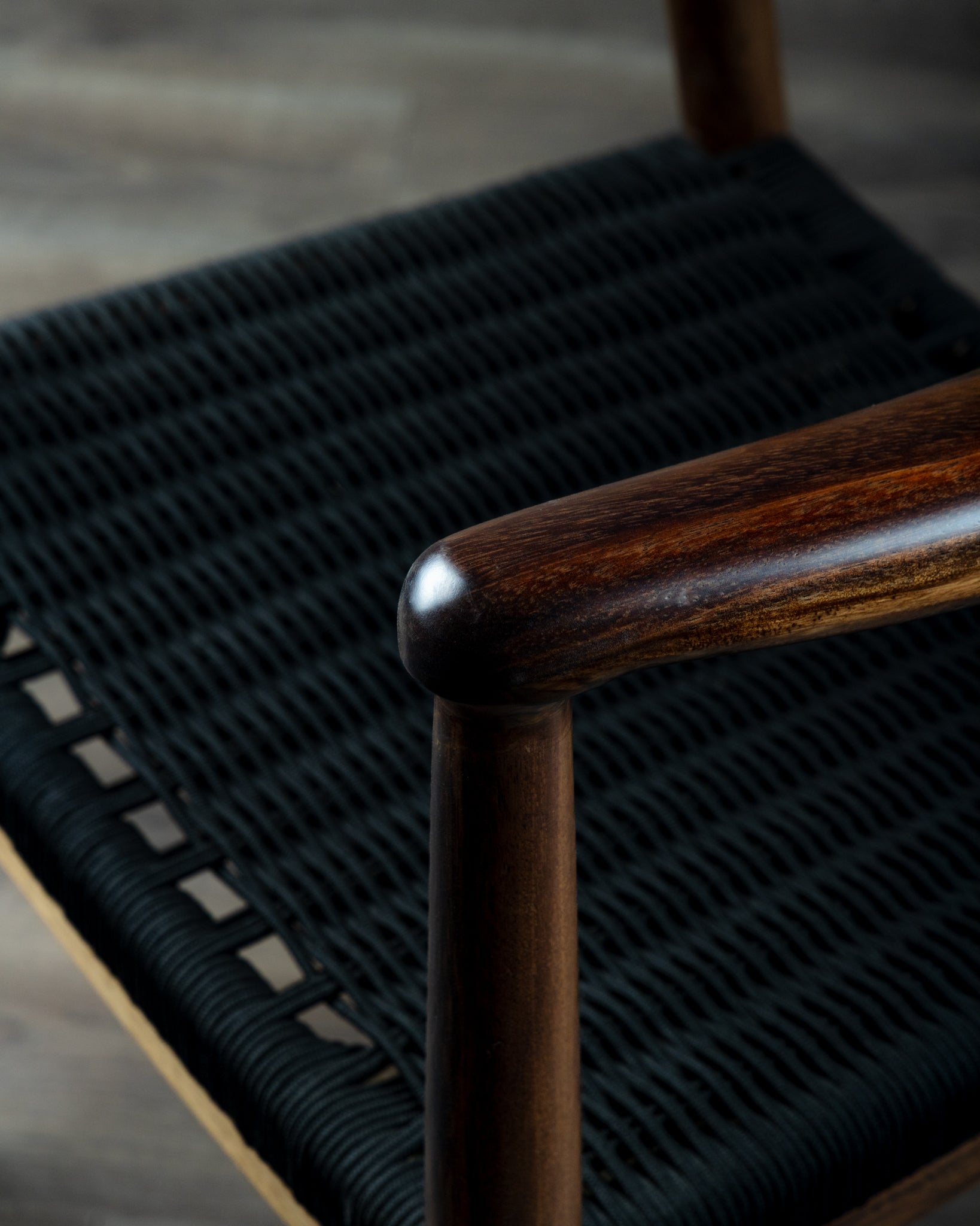 Silla Romana Parota Tejido Negro