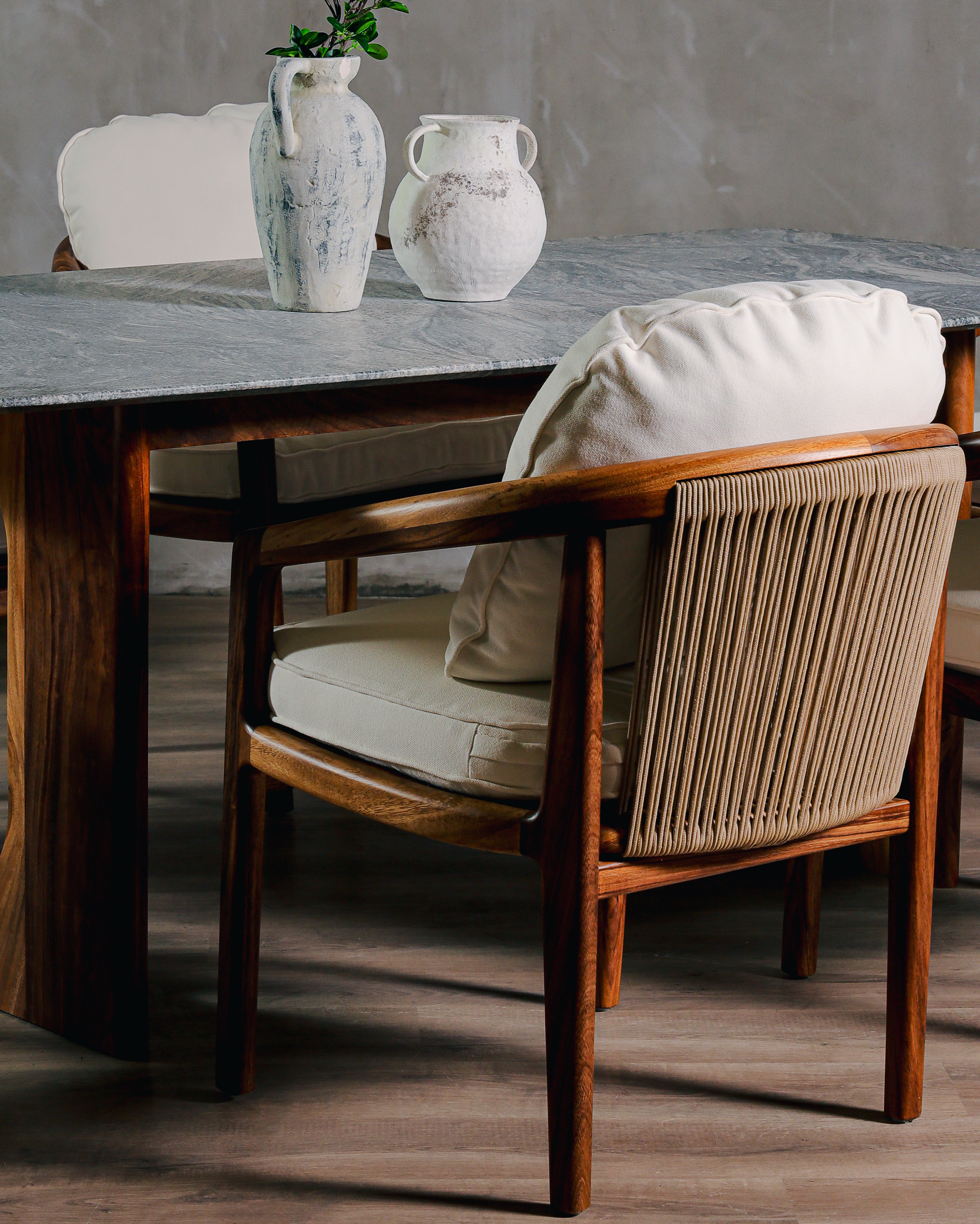Mesa Comedor Biella Parota y granito.